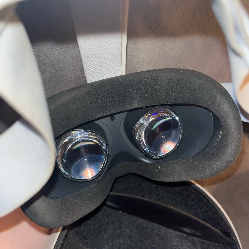 I’m selling this oculus it’s only been used 5 times and I’ve had it for a year.